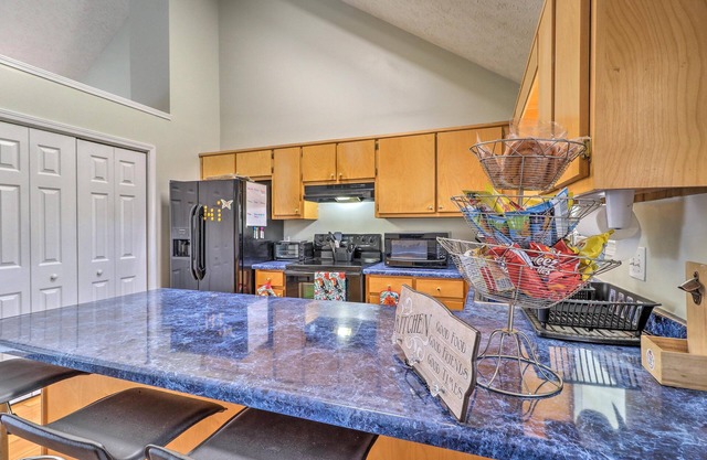 Classic Southern Family Home - 6 Mi to Atlanta!