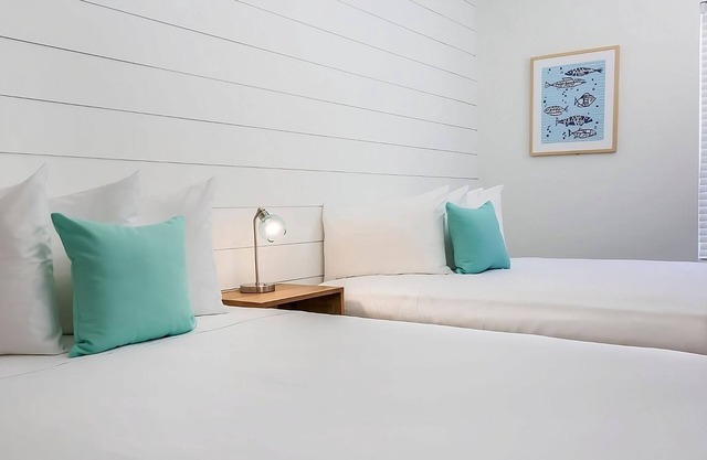 Classic Villa w/Ocean View & Balcony! Beach Access, FREE Parking & Breakfast