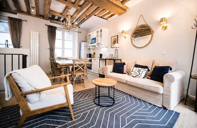 Classy Bourgeois - Chic 2 Bedroom Apt in Le Marais