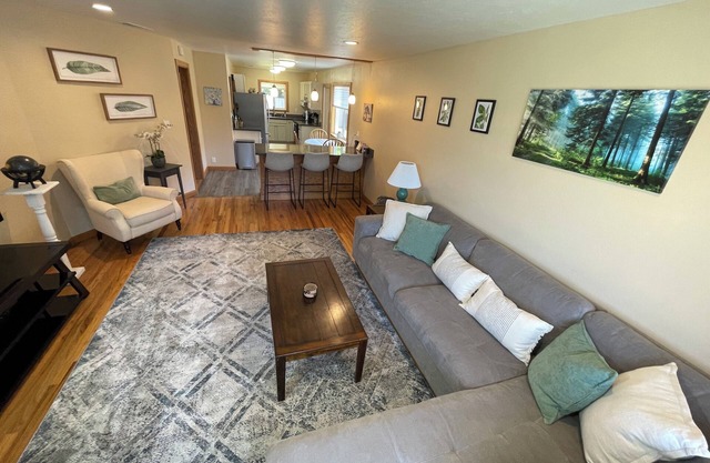 Clean and Bright Cottage, 3 bedroom with Laundry