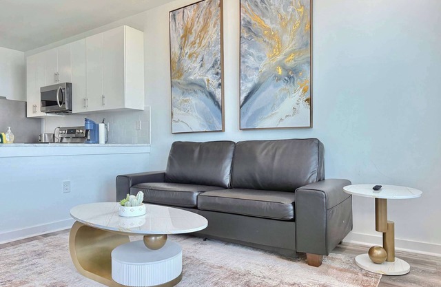 Clean B1B Condo Downtown ATL! Free Street Parking!