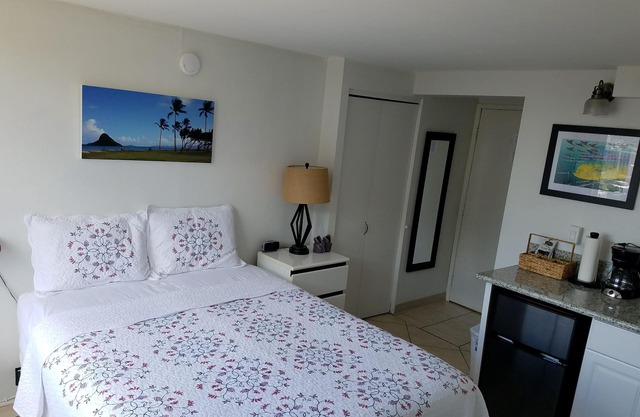 Clean, Comfortable and Cozy Waikiki Condo for Two!
