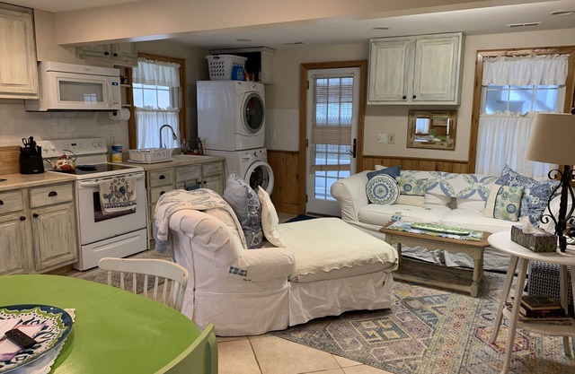Clean, Comfortable Cottage by the Sea
