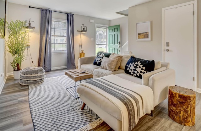 Clean & Cozy 2Bdm/1.5B Townhouse, Great Location!