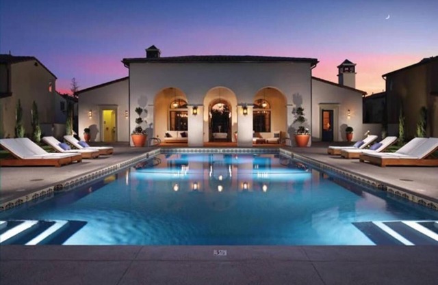 CLEAN FURNISHED PRIVATE MASTER BEDROOM - NEAR PUBLIC TRANSIT