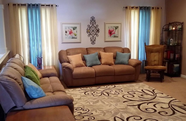 CLEAN Modern home, 3 bedrms, 1 double-sink bathrm, 65" TV & 3 couches