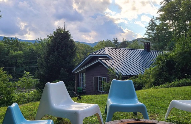 Clean & Serene 4 BR House with mountain & river views. Great for groups!
