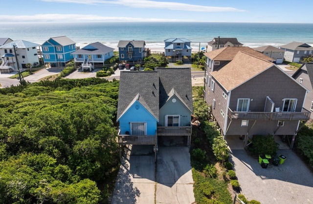 Clean & Updated! Steps from the Beach. Dogs Welcome. Grill & Beach Gear