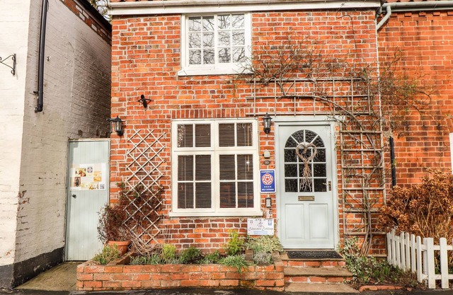 CLEMATIS COTTAGE, pet friendly, with open fire in Market Rasen