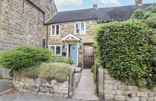CLEMATIS COTTAGE, pet friendly, with a garden in Crich