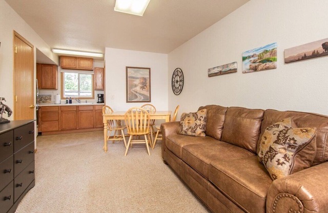 *Cliff View Apts #3*King Bed*Private Balcony*