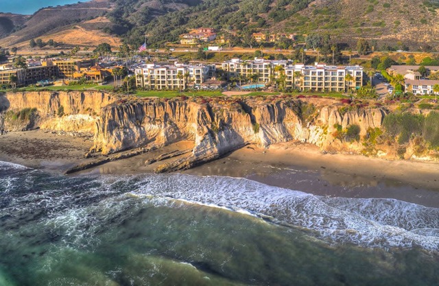 Cliffside condo with ocean views, pool & hot tub access, and a balcony - dogs ok