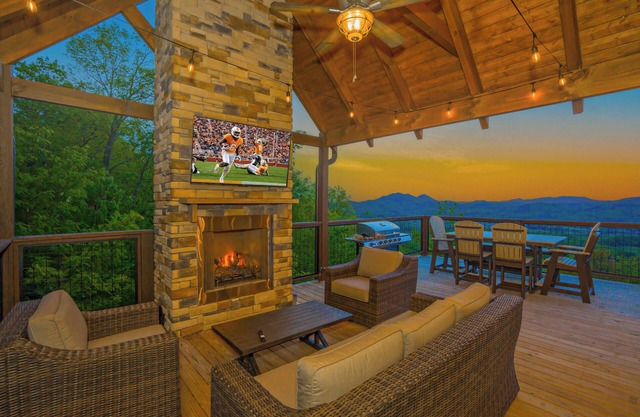 Cliffside Scenic Splendor: Indoor Pool, Mtn Views, Theater, Games, Hot Tub, Wifi