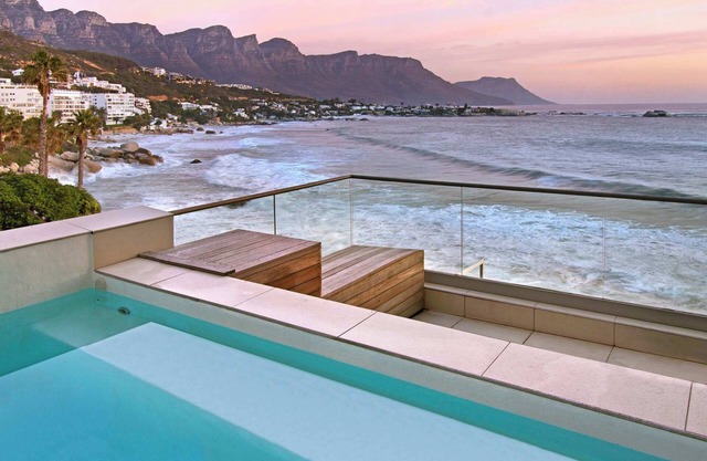 Clifton Views - Elegant Apt with pool & sea views