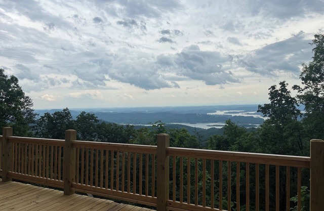 Clinch Mountain Hideaway: Top of the World View