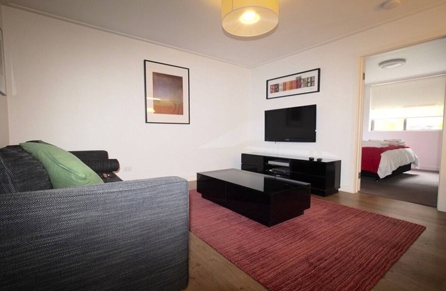 close to Alfred Hospital, Chapel St,Prahran and 10 min by Tram to the CBD
