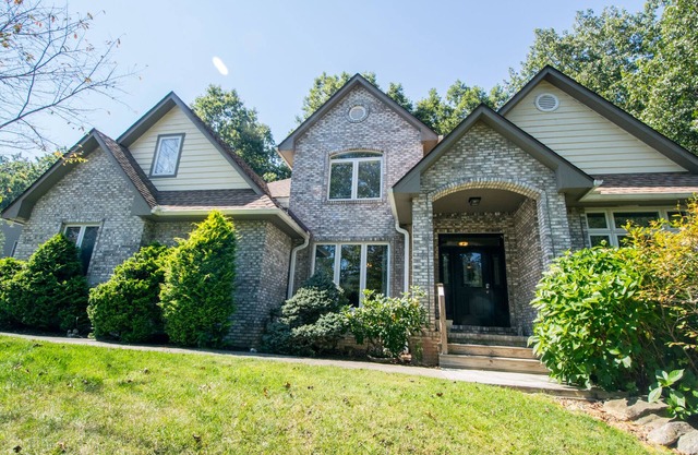 Close to Asheville-Family Home, Dog Frndly, Hot Tub, Deck, 5BR/3.5 Bath, Game Rm