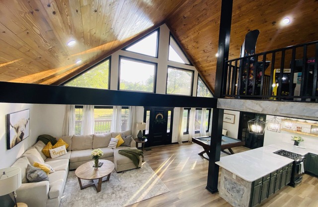 Close to Beaches, Renovated, Self Check-In & Firepit