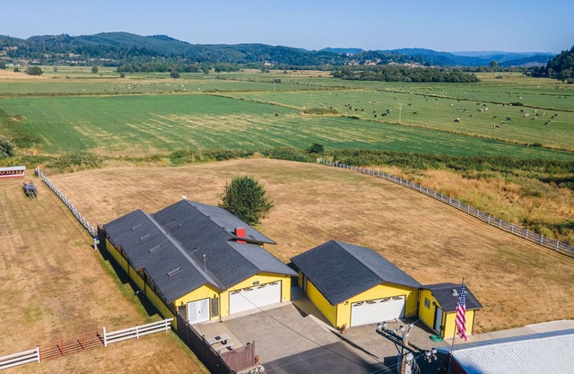 Close to Coquille River, Bandon Dunes, centrally located in the county -hot tub!