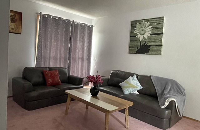 Close to downtown 4 beds 2 bath with a play room