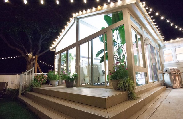 Close to everything, Amazing sun room, private backyard, BEAUTIFUL HOME