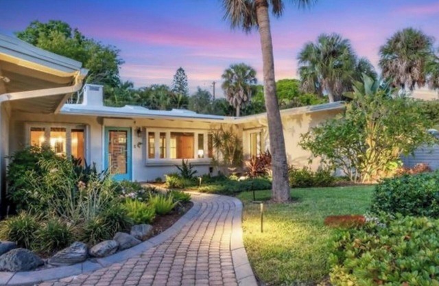 Close To Everything! Pool, Pets, Fenced, Garage, 1000 ft to Sarasota Bay!