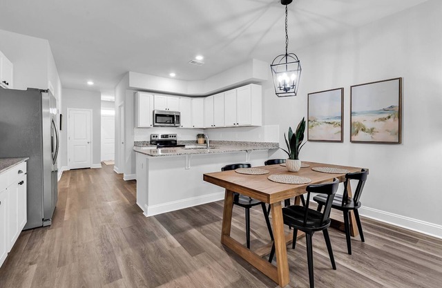 CLOSE TO GOLF AND BEACHES! 🏌🏼🏖️ 3BR Home with King Bed