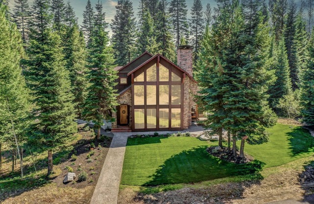 Close to Lake and Brundage, Arcades, Hot Tub
