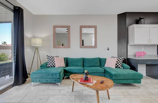 Close to Las Vegas Blvd- Great Location and Amenities!
