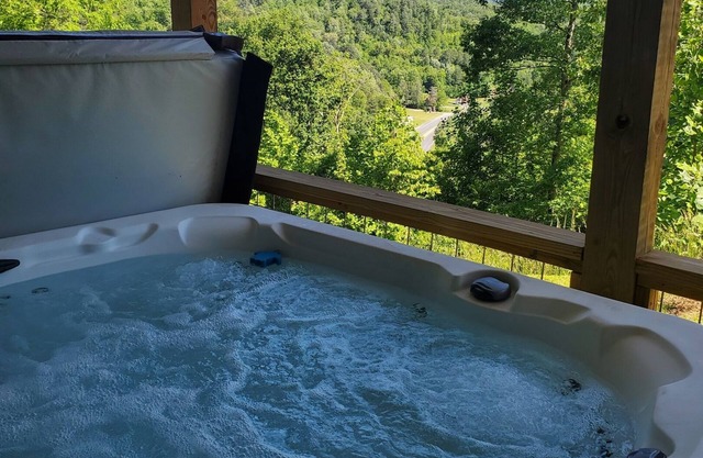 Close to Polar Express, Casino, WCU. HOT TUB & Robes! DOG friendly, Views!