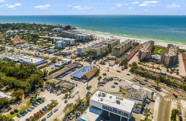Close to the beach! Pool acccess and Private Backyard - Crescent Cottage