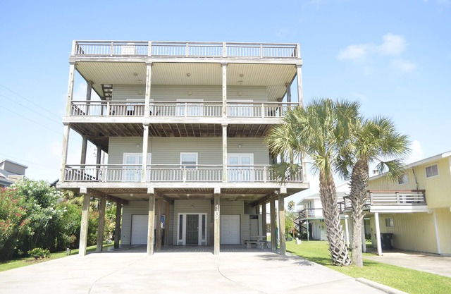 Close to the beach. Spacious & bright with gorgeous views from 3rd decks.