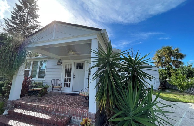 Close to the Beach and Downtown! Nestled near the Bridge of Lions.