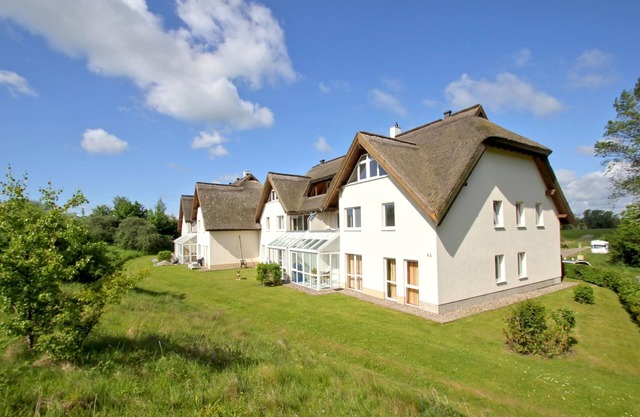 Close to the beach with balcony, use of swimming pool and sauna - Strandhaus Mönchgut FeWo16