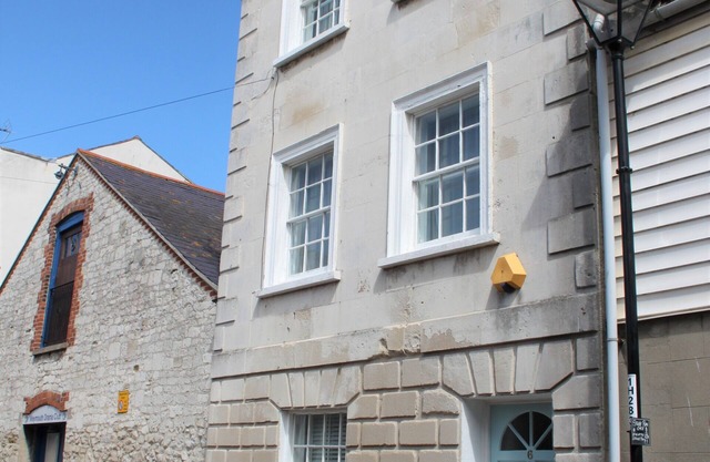 Close to Weymouth Harbour and Hope Square. 10 minutes walk to Weymouth beach.