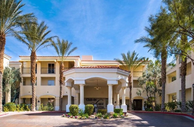 Club de Soleil studio unit, Saturday check-in