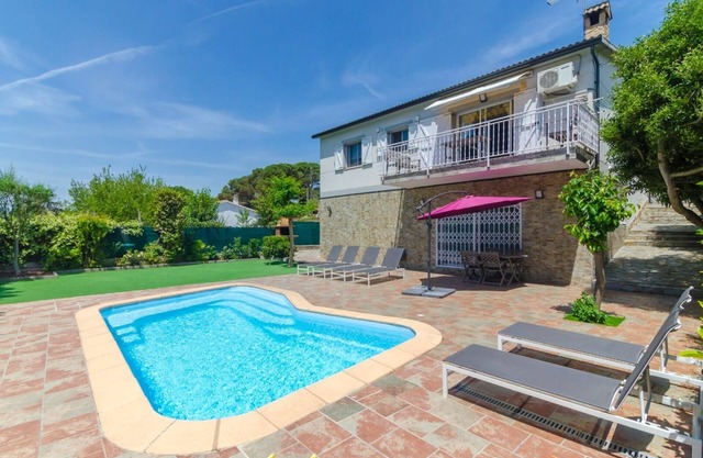 Club Villamar - Detached holiday villa Lloret de Mar – relax at the side of your wonderful swimmi.