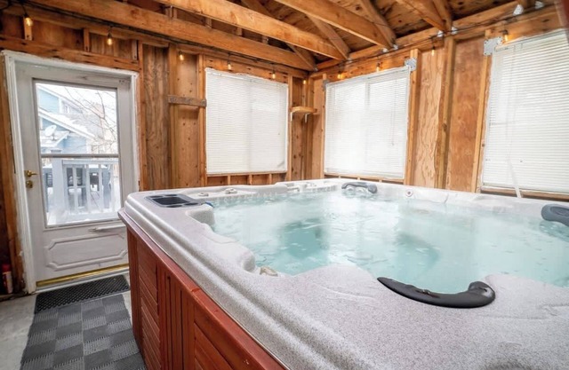 CO7. (House) Hot Tub/Game Room/85" TV/Fast WiFi