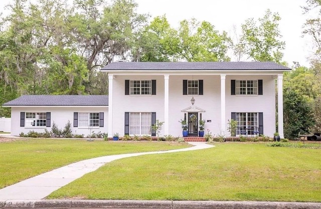 Coaches House 1.5 mile from Ben Griffin Stadium