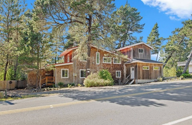 Coastal calm awaits! BBQ, fire pit, private hot tub, & dogs welcome!