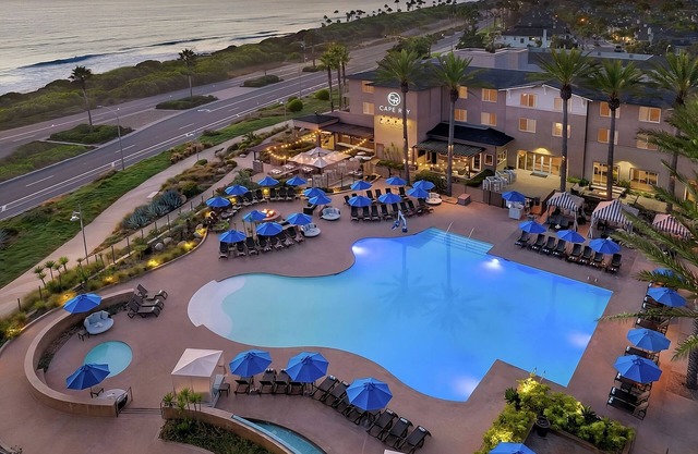 Coastal Charm: Pets Allowed, Parking, Outdoor Pool, Close to South State Beach!
