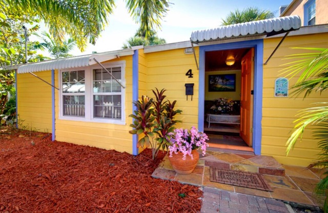 COASTAL COTTAGE AT OLD COLORADO INN