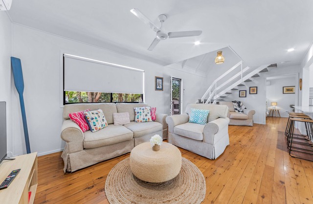 Coastal Cottage - Pet Friendly, Boat Parking, Walk to Beach & Shops