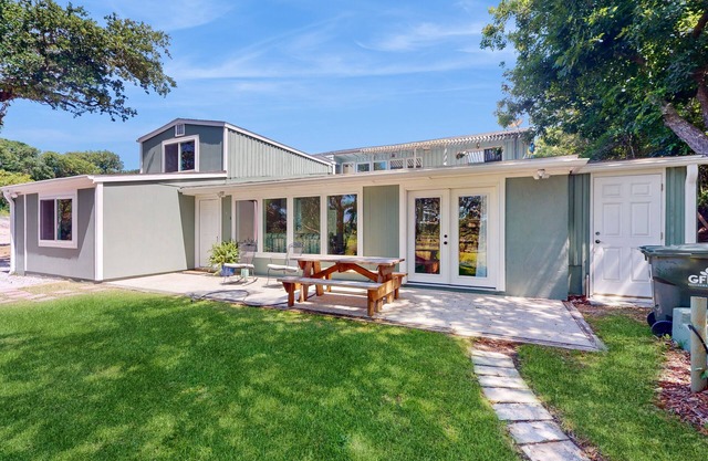 Coastal dog-friendly home close to beach and local attractions