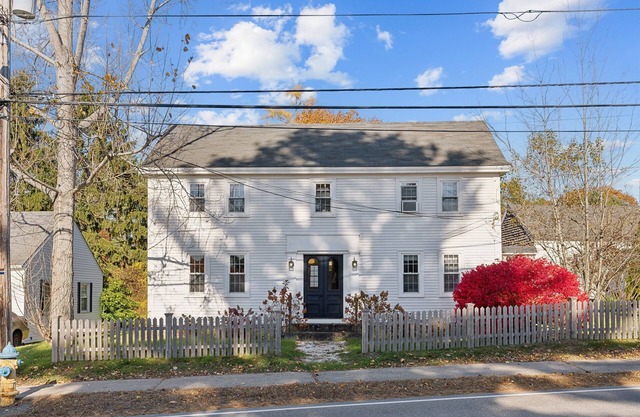 Coastal Farmhouse Near Dock Square!