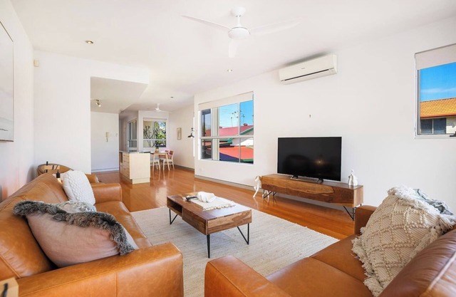 Coastal Home: Steps to Coolangatta Beach w balcony