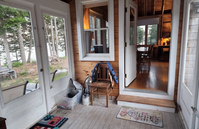 Coastal Island Retreat - Privacy and Convenience. Boat rental available.