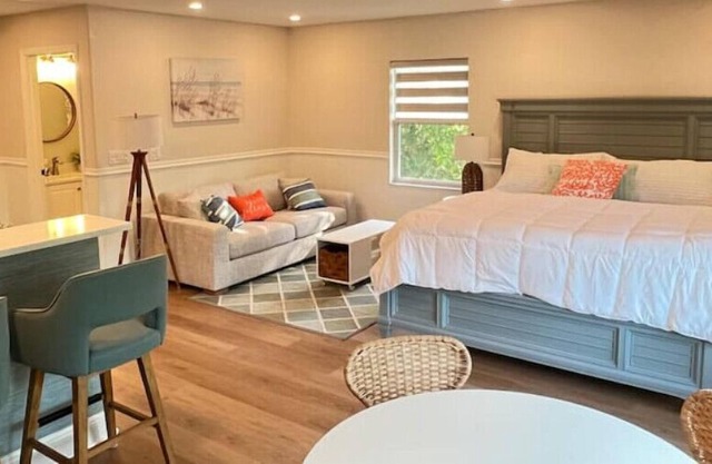 Coastal Oaks Studio - 4 minute drive to the Beach!