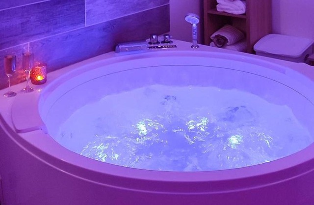 Cocon des Merveilles - balnéo ronde avec cascade