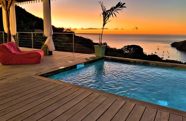 COCOONING ON THE SEA AT VILLA INDIANA